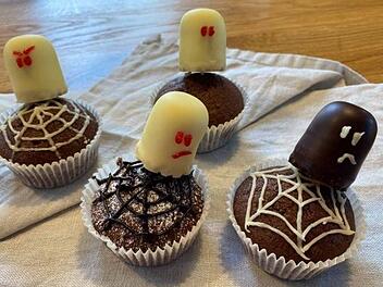 Zu Halloween: Spinnen-Muffins mit Geister-Lollies