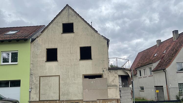 Das Gebäude in der Bergstraße vor dem Abriss. Die Fläche soll angelegt und begrünt werden, das Nachbargebäude den Vereinen als Treffpunkt dienen. Foto: Markt Oberthulba