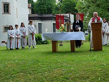 Im Schlosspark von Thundorf fand wieder ein ökumenischer Gottesdienst der katholischen und evangelischen Lauertal-Pfarreien mit dem evangelischen Pfarrer Stefan Bonawitz und seinem katholischen Amtsbruder Peter Rüb  statt. Foto: Philipp Bauernschu...