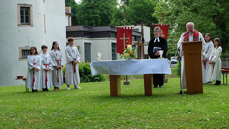 Im Schlosspark von Thundorf fand wieder ein ökumenischer Gottesdienst der katholischen und evangelischen Lauertal-Pfarreien mit dem evangelischen Pfarrer Stefan Bonawitz und seinem katholischen Amtsbruder Peter Rüb  statt. Foto: Philipp Bauernschu...