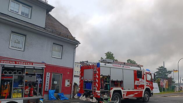 Wunsiedel: Feuer bricht in Betrieb aus - Warnung an Bev&ouml;lkerung - Kindergarten zu, Bahnstrecke gesperrt