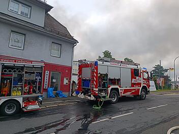 Wunsiedel: Feuer bricht in Betrieb aus - Warnung an Bevölkerung - Kindergarten zu, Bahnstrecke gesperrt