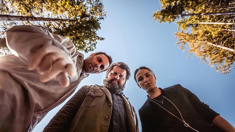 Ein eingespieltes Team: Kriminaltechniker Sebastian Loncar (Jonas Laux, links) ermittelt im sechsten Fall erneut mit seinem Schwager Konrad Behringer (Antoine Monot) und dessen Partnerin Ela Jenning (Cosima Henman).