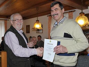 Klaus Becker (l.) ehrte Gerhard Schuh für seine Vereinstreue. Foto: RK