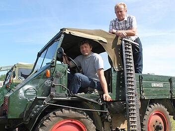Die Brüder Theodor (links) und Georg Martin sind sich einig: Ihr Unimog ist unverkäuflich, ein Familienmitglied geradezu. Fotos: Markus Häggberg