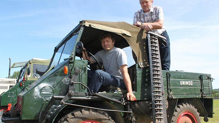 Die Brüder Theodor (links) und Georg Martin sind sich einig: Ihr Unimog ist unverkäuflich, ein Familienmitglied geradezu. Fotos: Markus Häggberg