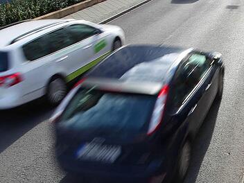 In der Sollenberger Straße in Weißenohe ignorieren Autofahrer regelmäßig die Tempobegrenzung. Abhilfe soll jetzt fürs Erste ein Messgerät schaffen. Symbolbild: Imago/Bild13
