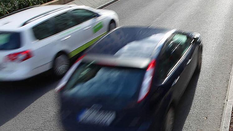 In der Sollenberger Straße in Weißenohe ignorieren Autofahrer regelmäßig die Tempobegrenzung. Abhilfe soll jetzt fürs Erste ein Messgerät schaffen. Symbolbild: Imago/Bild13