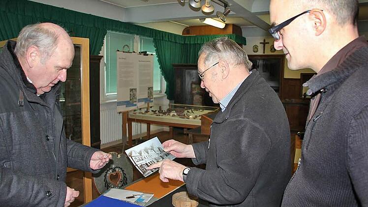 Konrad Stäber hatte zur Übergabe am Dienstagnachmittag noch eine historische Ansicht eines Geschäfts seines Großvaters am Marktplatz mitgebracht, die Ingo Hafenecker und Stefan Andritschke (im Bild von links) ins Staunen versetzte. Fotos: Ralf Kestel