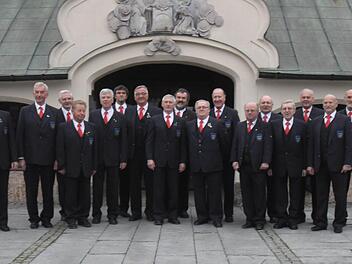 Die Eisenbahnsinggruppe "Frohsinn" Pressig zeigte sich beeindruckt von der Bauernwallfahrt nach Altötting und war stolz darauf, eine Messe in der Basilika mit Liedern umrahmen zu dürfen. Mit im Bild Ehrenchorleiter Georg Wolf (Zweiter von rechts) und Vorsitzender Rudi Räder (Sechster von rechts) vor der Gnadenkapelle.  Foto: Karl-Heinz Hofmann