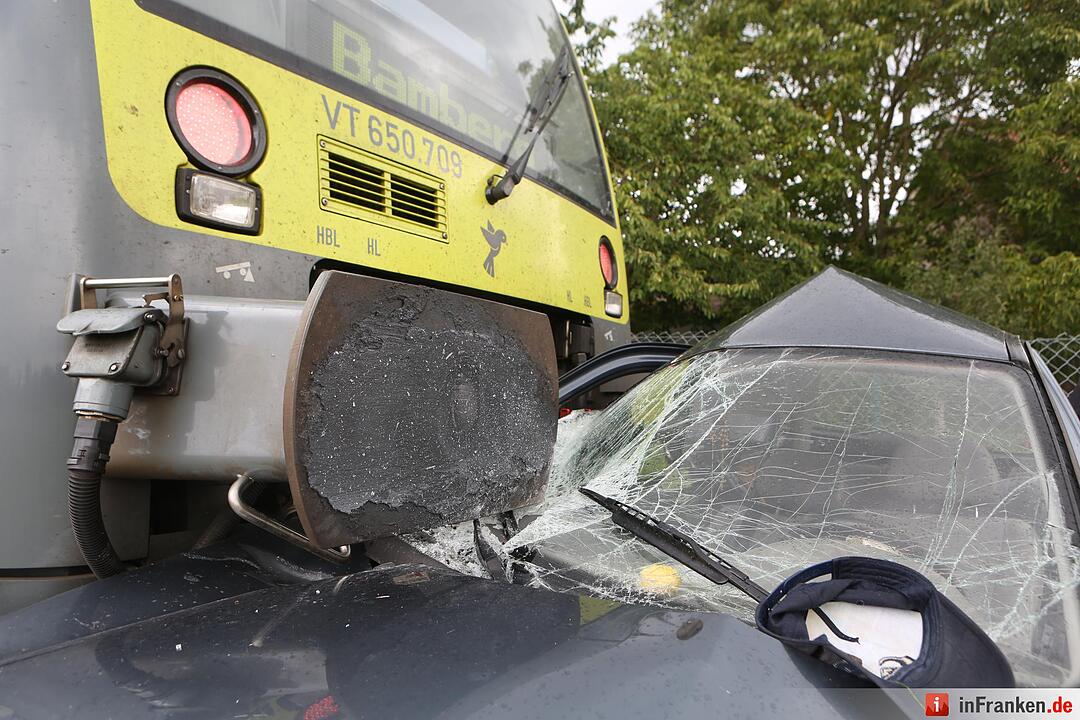 Zug erfasst Auto im Kreis Haßberge
