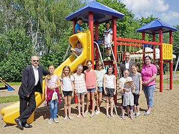 Groß war die Freude der Waldberger Kinder, dass ihr Spielplatz nun endlich fertig gestellt ist. Das Bild zeigt Pfarrer Hubert Grütz (links), Sonja Reubelt (rechts) und Roland Bühner (zweiter von links).  Foto: Marion Eckert