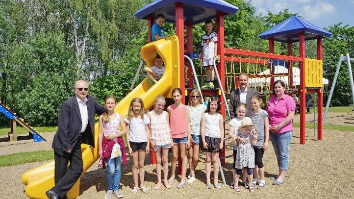 Groß war die Freude der Waldberger Kinder, dass ihr Spielplatz nun endlich fertig gestellt ist. Das Bild zeigt Pfarrer Hubert Grütz (links), Sonja Reubelt (rechts) und Roland Bühner (zweiter von links).  Foto: Marion Eckert