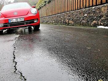 Ein langer Riss geht durch die Straße "Parksiedlung" in Maßbach, denn der Hang rutscht ab in Richtung Neue Straße. Der Marktgemeinderat vergab in  seiner jüngsten Sitzung die Sanierung der Wasserleitung und des Abwasserkanals für insgesamt 373 000 Euro an eine Maßbacher Firma. Wenn diese  Arbeiten erledigt sind, die Straßendecke erneuert werden. Foto: Dieter Britz
