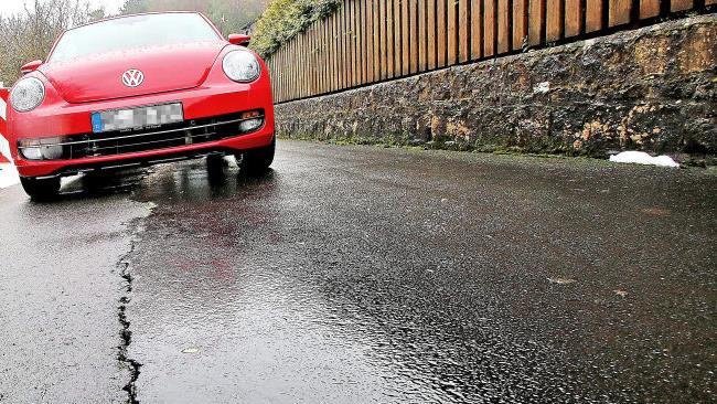 Ein langer Riss geht durch die Straße "Parksiedlung" in Maßbach, denn der Hang rutscht ab in Richtung Neue Straße. Der Marktgemeinderat vergab in  seiner jüngsten Sitzung die Sanierung der Wasserleitung und des Abwasserkanals für insgesamt 373 000 Euro an eine Maßbacher Firma. Wenn diese  Arbeiten erledigt sind, die Straßendecke erneuert werden. Foto: Dieter Britz