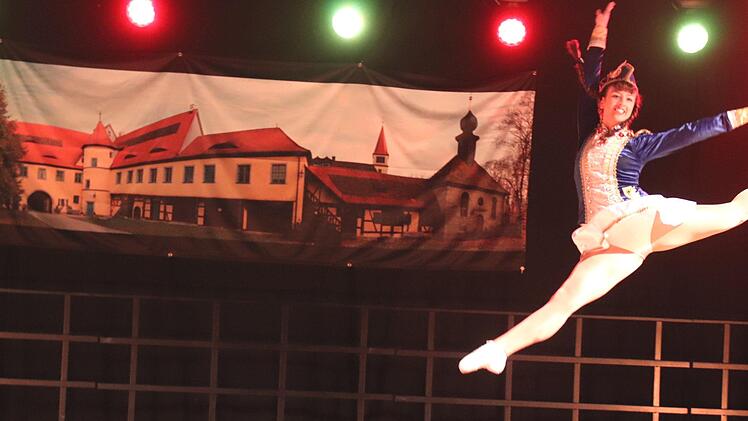 Tanzmairiechen Bianca Dürrbeck aus AdelsdorfJohanna Blum