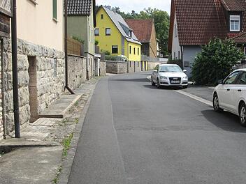 Ob die "Obere Dorfstraße" in Fuchsstadt eine Einbahnstraße wird, soll in einem Testbetrieb ermittelt werden.