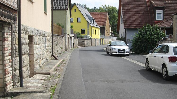 Ob die "Obere Dorfstraße" in Fuchsstadt eine Einbahnstraße wird, soll in einem Testbetrieb ermittelt werden.