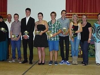 Die Besten der Hans-Edelmann-Schule (von links) Karaboya Canan, Schulleiter Georg Schreiber, Roland Prechtel, Philipp Bous, Sara Hain, Conrad Schricker, Benjamin Haak, Lara Pöhnisch, Elternbeiratsvorsitzende Kerstin Petersam und Andrea Hugel vom Förderverband.  Foto: Wulf