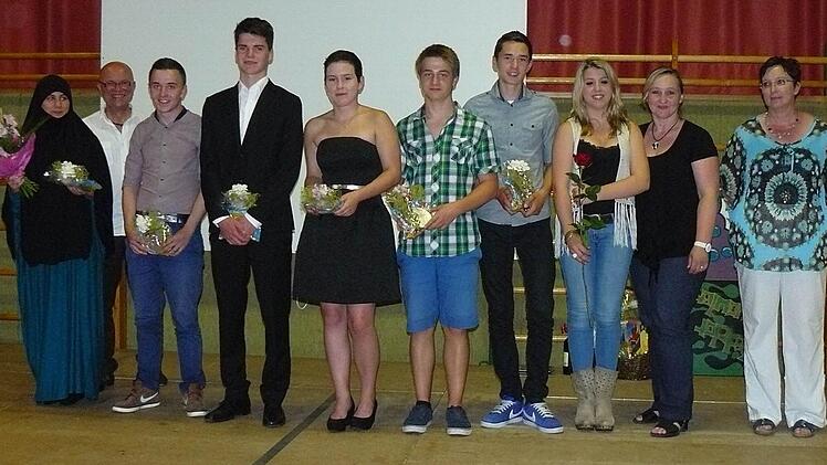 Die Besten der Hans-Edelmann-Schule (von links) Karaboya Canan, Schulleiter Georg Schreiber, Roland Prechtel, Philipp Bous, Sara Hain, Conrad Schricker, Benjamin Haak, Lara Pöhnisch, Elternbeiratsvorsitzende Kerstin Petersam und Andrea Hugel vom Förderverband.  Foto: Wulf