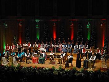 Die Mitwirkenden bei der "Fränkischen Weihnacht" im Regentenbau  Foto: Ahnert