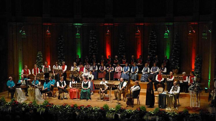 Die Mitwirkenden bei der "Fränkischen Weihnacht" im Regentenbau  Foto: Ahnert