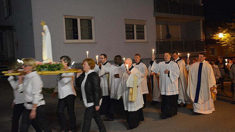Hunderte von Lichter säumten die Straßen, auf der die Lichterprozession zur Ehren der Muttergottes von Fatima stattfand. Frauen trugen das Bild der Gottesmutter, das mit vielen Blumen geschmückt war. Dahinter die Geistlichkeit. Foto: Friedrich