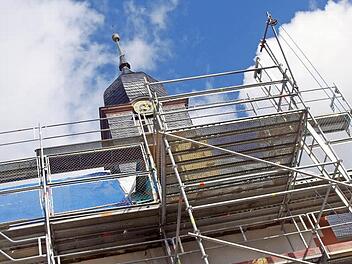 Von jeder Seite von Gerüsten umgeben - nur noch der Kirchturm der Laurentius-Kirche ist zu sehen.  Fotos: Sarah Zubel