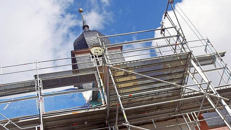 Von jeder Seite von Gerüsten umgeben - nur noch der Kirchturm der Laurentius-Kirche ist zu sehen.  Fotos: Sarah Zubel