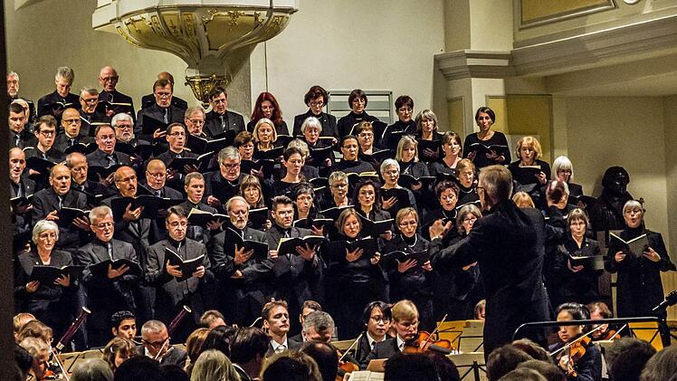 Ein beeindruckendes Konzert zum Totensonntag gestaltete der Coburger Bachchor unter Peter Stenglein in der Morizkirche. Foto: Jochen Berger