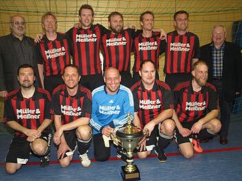 Sieger des 37. AH-Hallen-Gemeinde-Turniers wurde der FC Eltingshausen. Das erfolgreiche Team ist hier zusammen mit Bürgermeister Franz Kuhn (hinten links) und Pokalstifter Edgar Gleinser (rechts). Foto: S. Geiger