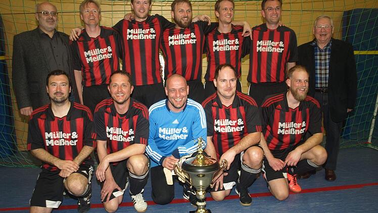 Sieger des 37. AH-Hallen-Gemeinde-Turniers wurde der FC Eltingshausen. Das erfolgreiche Team ist hier zusammen mit Bürgermeister Franz Kuhn (hinten links) und Pokalstifter Edgar Gleinser (rechts). Foto: S. Geiger