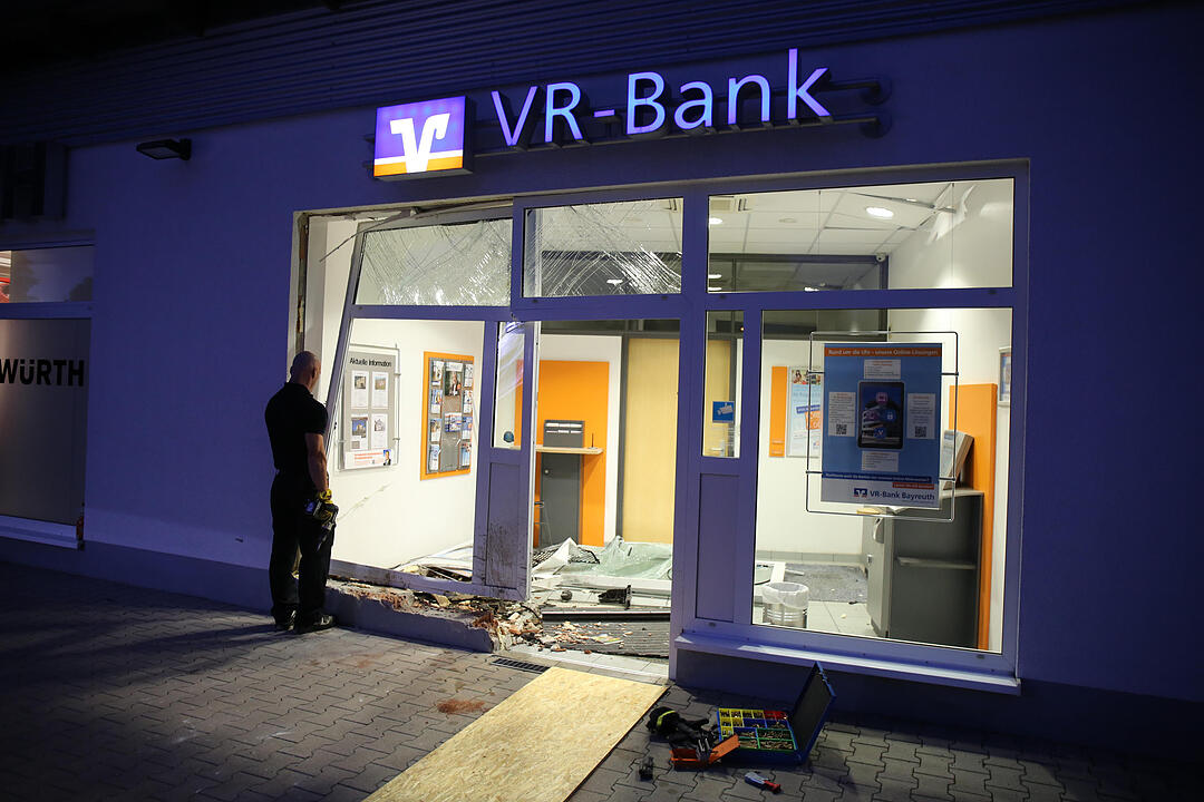 Unfall in Bayreuth: Auto kracht in Bank