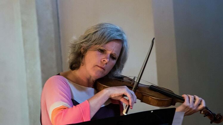 Veronika Skuplik (Foto) und Christoph Lehmann zogen das Publikum mit ihrer feinsinnigen Musikalität in Bann. Foto: Jochen Berger