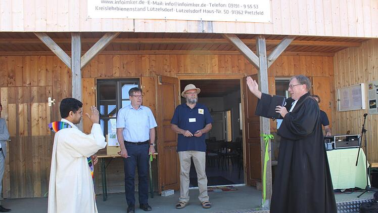 Der neue Lehrbienenstand wird gesegnet. Foto: Carmen Schwind
