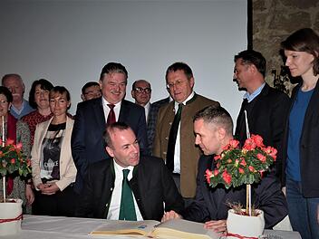 Ins Goldene Buch des Marktes Thurnau trug sich Manfred Weber (sitzend, links) bei seinem Besuch ein.   Fotos. Werner Reißaus