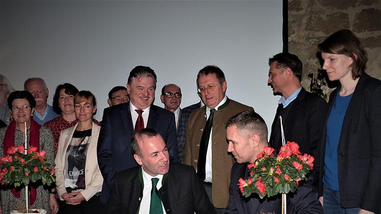 Ins Goldene Buch des Marktes Thurnau trug sich Manfred Weber (sitzend, links) bei seinem Besuch ein.   Fotos. Werner Reißaus