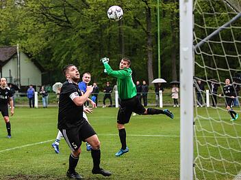 Frohnlachs Angreifer Daniel Oppel kommt in Schammelsdorfer Strafraum alleine zum Kopfball und platziert diesen über Keeper Matthas Schneider und Abwehrchef Philipp Ohland im langen Eck. Fast alle Spieler gratulierten den Torschützen zum 1:0. Fotos: Heinrich Weiß