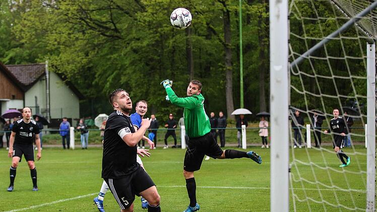 Frohnlachs Angreifer Daniel Oppel kommt in Schammelsdorfer Strafraum alleine zum Kopfball und platziert diesen über Keeper Matthas Schneider und Abwehrchef Philipp Ohland im langen Eck. Fast alle Spieler gratulierten den Torschützen zum 1:0. Fotos: Heinrich Weiß