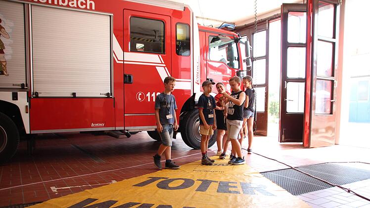 Daf&uuml;r, wie gro&szlig; der tote Winkel eines LKW tats&auml;chlich ist, sollen die Grundsch&uuml;ler beim Trainingsprogramm des ADAC ein besseres Gef&uuml;hl bekommen. Foto: Mirjam Stumpf