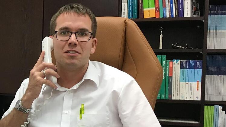 Tobias Hetzler wirkt als Hauszart in Burgebrach, sein Traumjob.Foto: Anette Schreiber