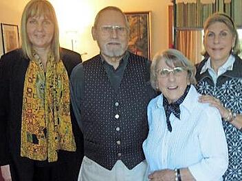 Coburgs Zweite Bürgermeisterin Birgit Weber (links) und die Tochter Ulrike Neumann (rechts) gratulieren Rolf und Ulrike Neumann zu ihrer diamantenen Hochzeit von Herzen.  Foto: Edwin Meißinger