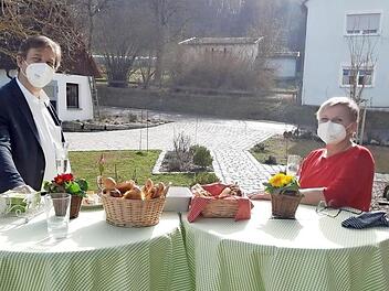 Hermann Ulm gratulierte Rosi Kraus mit Abstand.