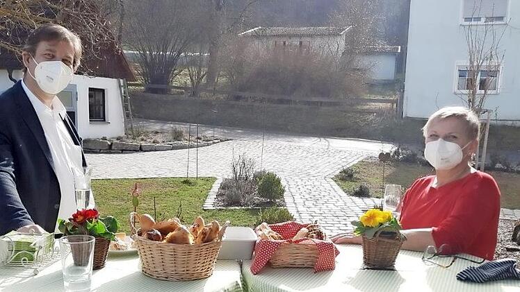 Hermann Ulm gratulierte Rosi Kraus mit Abstand.