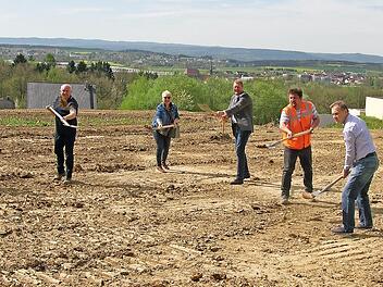 Spatenstich für das Wohngebiet Hummenberg IVbn (v. l.): Christa Schillig, Fritz und Edda Weitz (alle Investorfirma), Bürgermeister Michael Keilich, Bauleiter Adrian Suck (Strabag), Udo Faber (Mitgesellschafter) und Bauamtsleiter Stefan Dümmlein