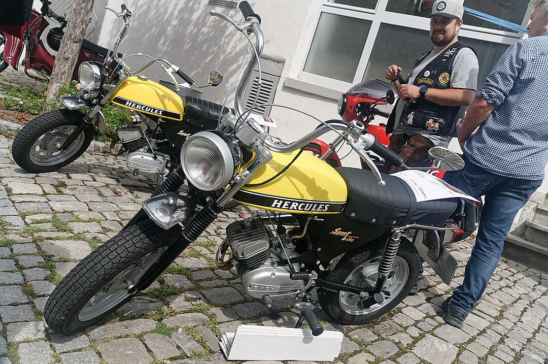 Historische Automobile und Motorräder