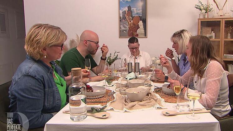 Zum Auftakt in Dresden trifft sich die "Dinner"-Runde bei Linda (30)