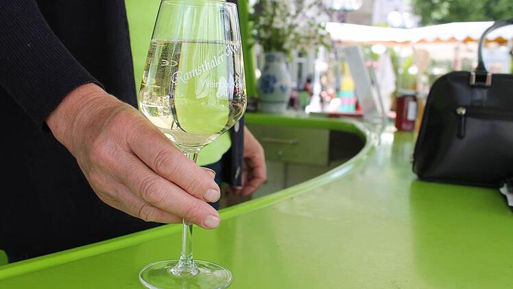Weinliebhaber genießen einen Ramsthaler Schoppen.
