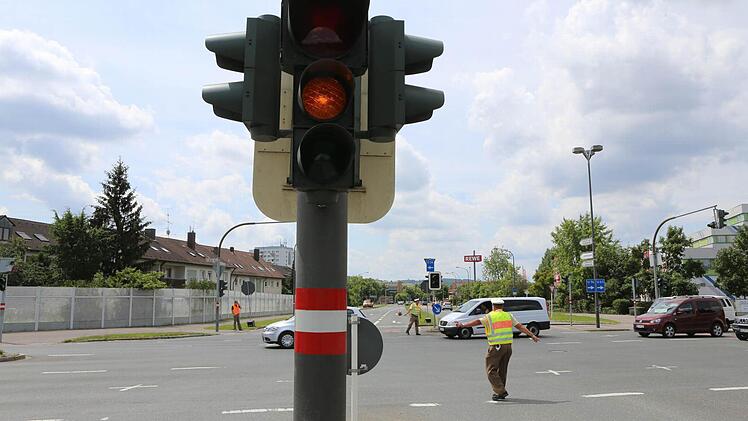 Am Dienstag war die Ampel am Berliner Ring plötzlich ausgefallen. Mehr als ein gelben Warnlicht funktioniert nicht mehr. Foto: Barbara Herbst