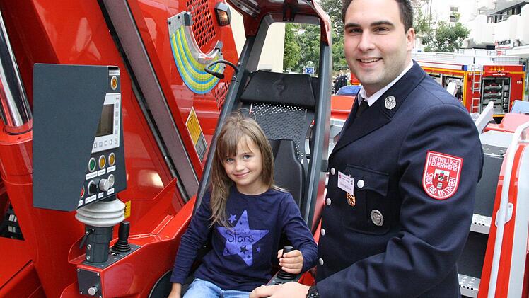 Drehleiter-Maschinist Dominik Zehe von der Bad Kissinger Wehr zeigte unter anderem der siebenjährigen Ayleen die Funktionen der Leiter.